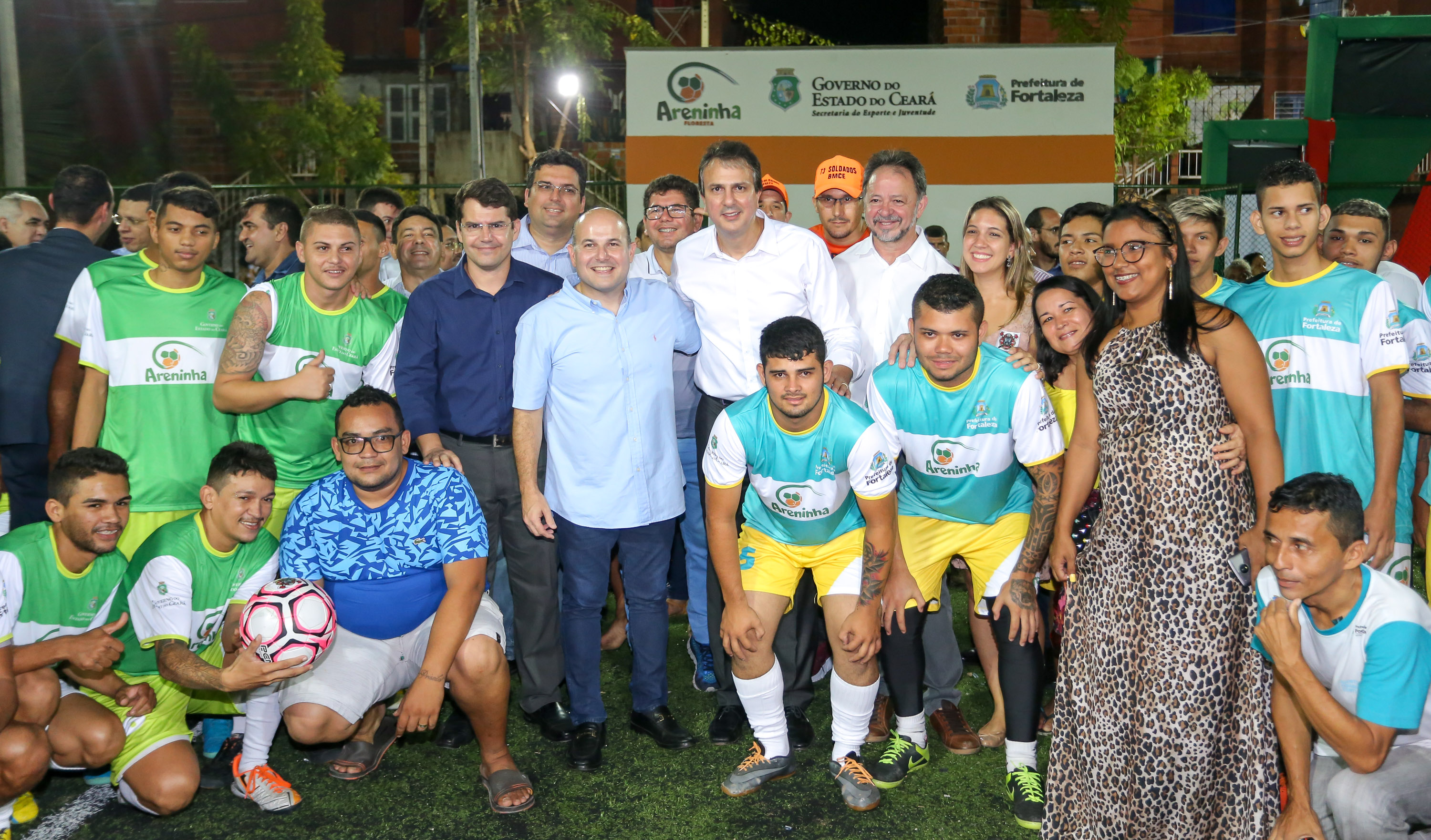 várias pessoas posando para a foto